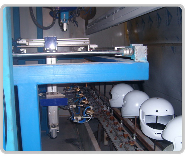 2頭（tóu）盔五軸往複機噴塗.jpg