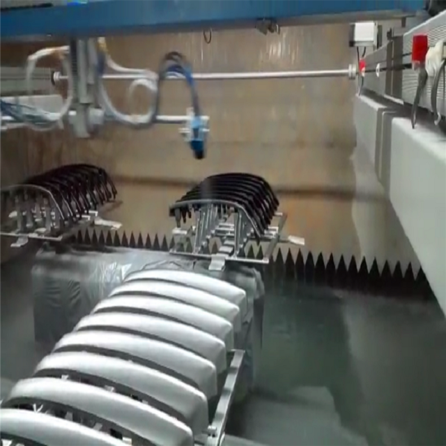3門板裝飾條自動噴塗.png